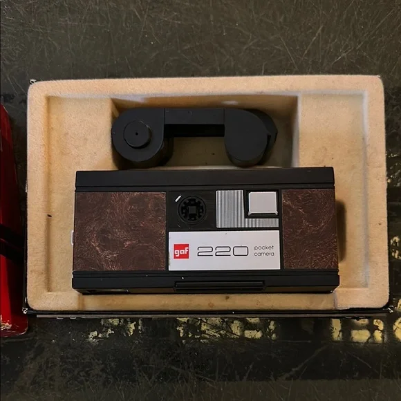 GAF Pocket Camera 220 - Picture 2 of 2